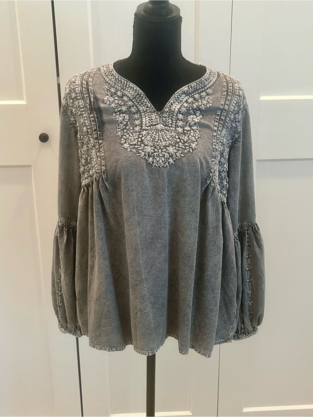 Solitaire Dove Gray Floral Embroidery V-Neck Top w/ Romantic Bishop Sleeves Sz M